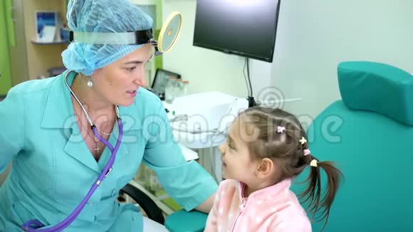 肖像医生耳鼻喉科医生和儿童在诊所儿童微笑显示批准标志欢迎医生接待视频的预览图