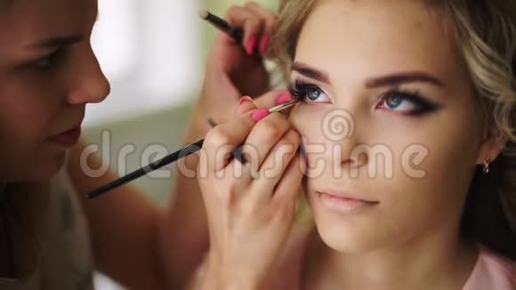 失重画的是睫毛刷专业化妆为女性健康年轻的面部皮肤视频的预览图