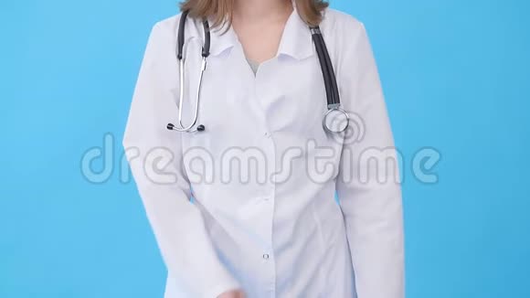 医生女士蓝色背景视频的预览图