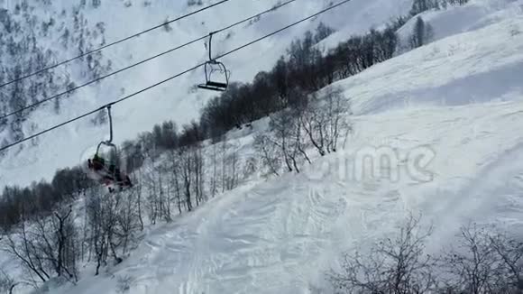 美丽的风景雪山和滑雪电梯与人在上面4k视频的预览图