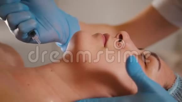 在温泉美容店做美容手术的女人面膜面部按摩视频的预览图