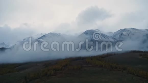 空中无人机射击森林山谷和雪山山脉景观视频的预览图