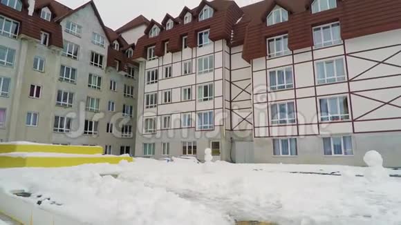 滑雪胜地酒店综合日景视频的预览图