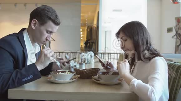 商务会议年轻人和女人一起吃晚饭视频的预览图