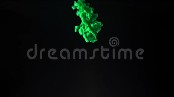 绿色墨水溅在黑色背景上视频的预览图
