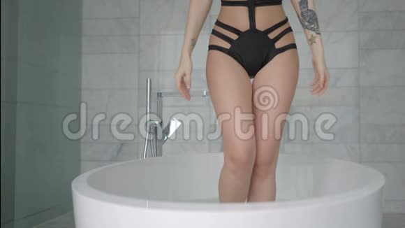 年轻迷人的游泳运动员坐在浴缸里视频的预览图