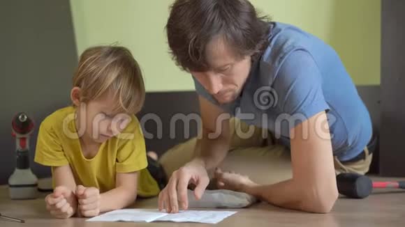 年轻的父亲和儿子组装家具视频的预览图