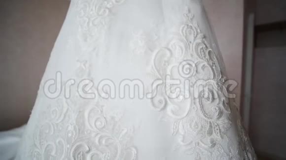 新娘的礼服挂在灯上婚纱在新娘的房间白色婚纱挂近点视频的预览图