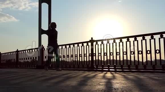 快乐的年轻人徒步旅行在斯隆莫的一座桥上由一名移动电话交谈视频的预览图