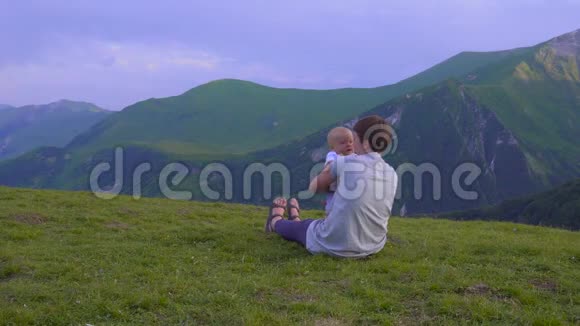 妈妈和一个小孩在山上玩耍视频的预览图
