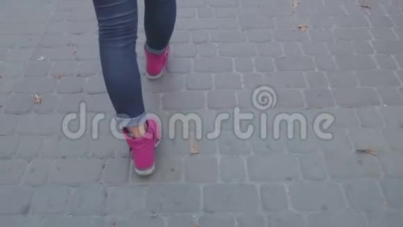 女孩在城市街道上视频的预览图