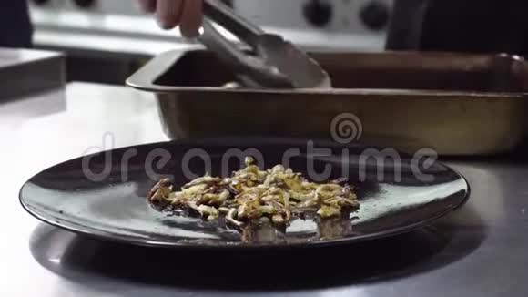 厨师把蜗牛放到盘子里在厨房准备美食视频的预览图