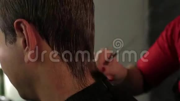 男士在美容院剪发剪刀视频的预览图