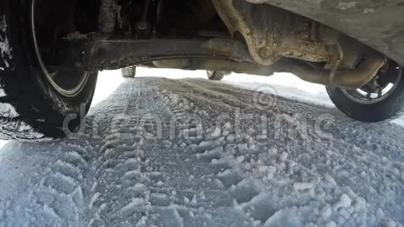 这辆车开在一条积雪的路上交通条件差66视频的预览图