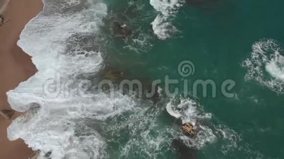 从高空俯视海浪冲击沙滩和地中海的岩石视频的预览图