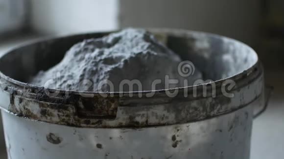 工人用灰色装饰混凝土向容器加水视频的预览图