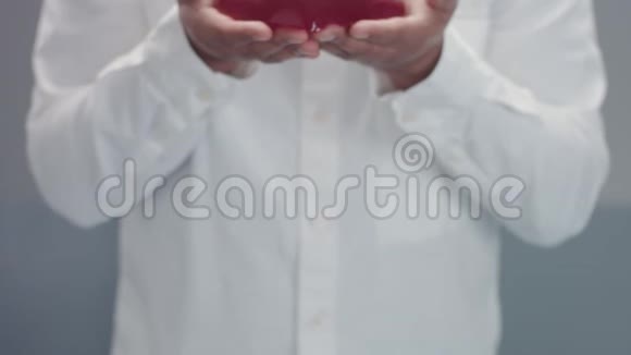 曼斯向镜头展示了他手中一颗像果冻一样的心视频的预览图