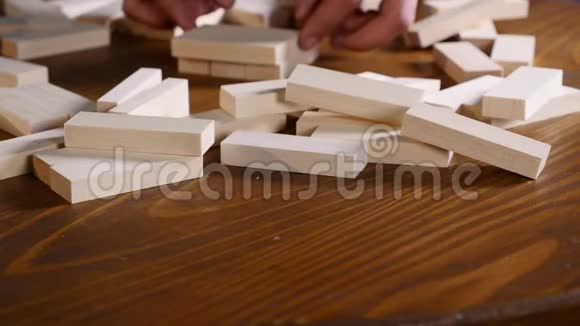 桌上的木块简加游戏选择性聚焦视频的预览图
