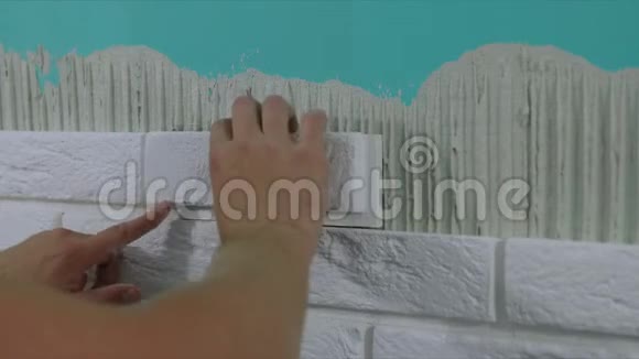 工人在墙上铺白砖砖视频的预览图