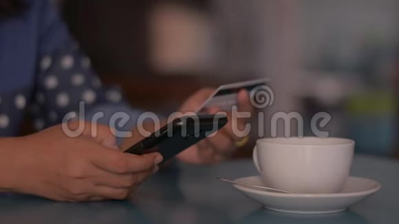 女性在家用信用卡在线购物网上银行用智能手机使用智能手机轻松支付视频的预览图