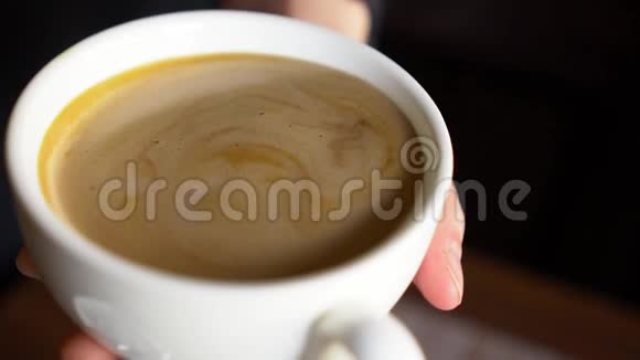 服务员慢动作喝杯咖啡视频的预览图