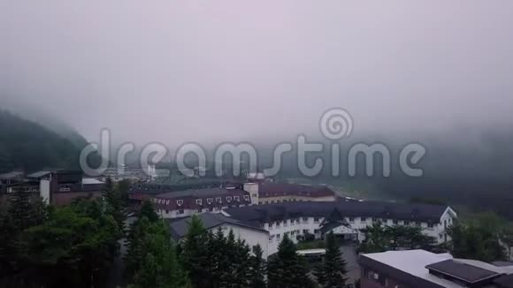 韩国西拉克山国家公园附近SokchoMisty早间酒店屋顶的鸟瞰图视频的预览图
