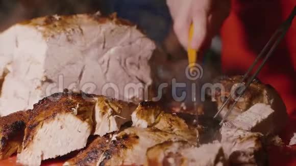 切烤肉作节日餐桌厨师蒸烤肉视频的预览图