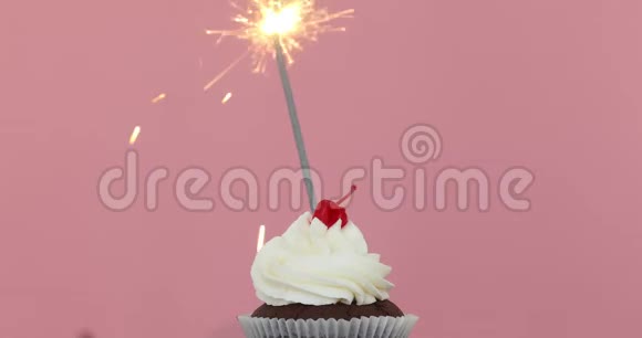 生日蛋糕上面有闪闪发光的粉红色背景视频的预览图