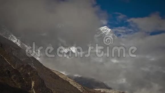 时间推移的云层在山顶之间移动安德列夫视频的预览图