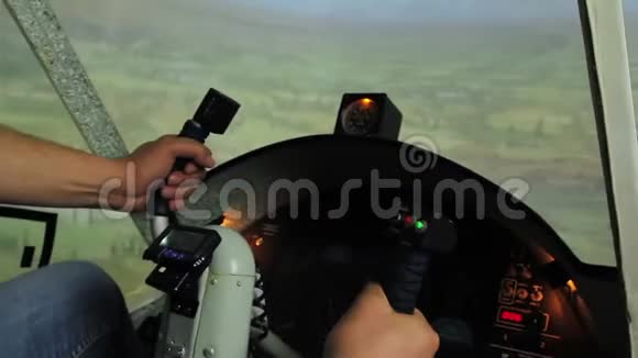 飞机模拟器中人手握方向盘机动飞行视频的预览图