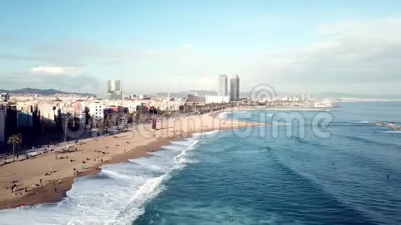 酒店和度假小镇拥挤的海滩景观库存位于海滩上的城市俯视图视频的预览图