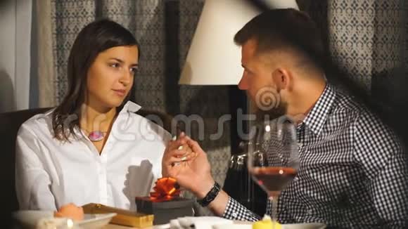 情侣浪漫约会恋爱中的情侣在咖啡厅拥抱和喝酒视频的预览图