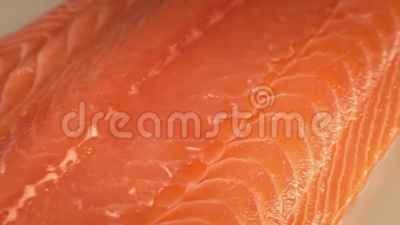 生鲑鱼在盘子上旋转视频的预览图