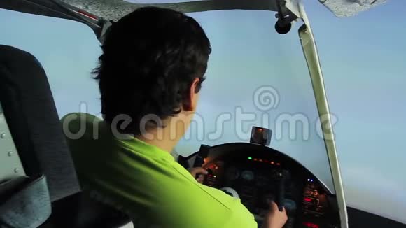 年轻男性坐在驾驶舱喜欢在飞机模拟器里飞行爱好视频的预览图