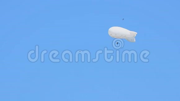 蓝天上飞艇形状的大气球视频的预览图