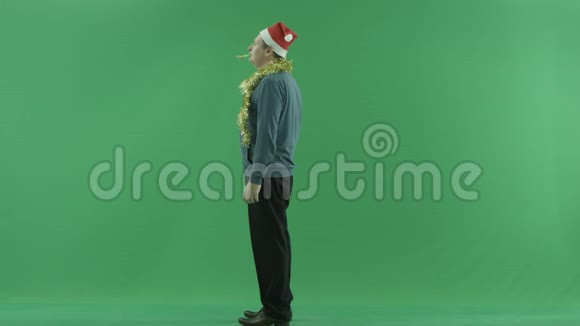 成熟的男人庆祝圣诞节绿色的关键背景视频的预览图