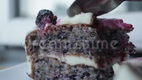 有选择的焦点与黑莓美味蛋糕视频的预览图