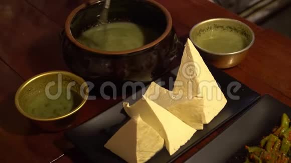 带有传统小吃的韩国酒精饮料Makgeolli豆腐和泡菜食品视频的预览图
