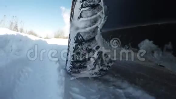 大雪覆盖的道路交通条件差在雪地里的轮子69视频的预览图