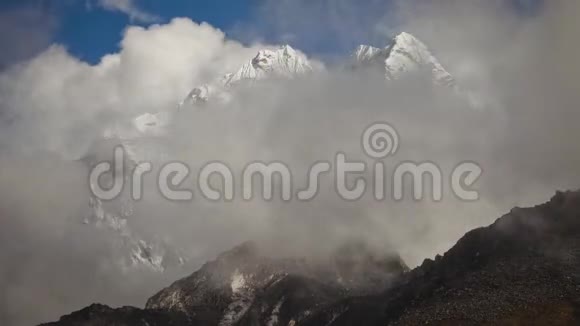 云层覆盖了尼泊尔的珠穆朗玛峰安德列夫视频的预览图
