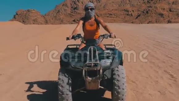 在埃及沙漠山脉背景下乘坐四驱车的性感女孩视频的预览图