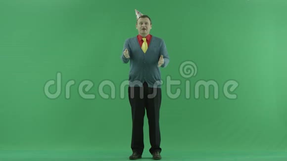 成熟的男人对着镜头说话绿色的彩色钥匙背景视频的预览图