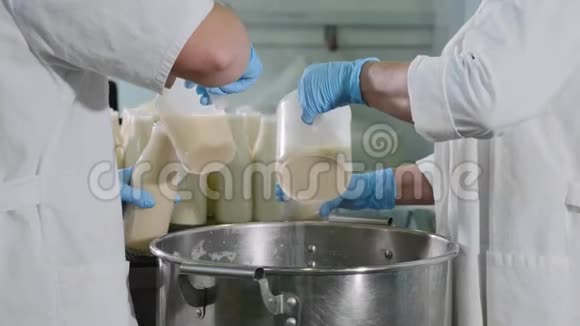 牛奶厂的工人用手把牛奶装在瓶子里视频的预览图
