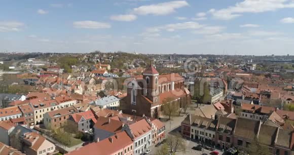 神圣的立陶宛考纳斯市中心考纳斯广场上的圣弗朗西斯泽维尔教堂和市政厅视频的预览图