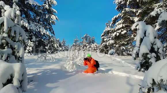 男子带着相机在户外拍摄冬季雪景视频的预览图