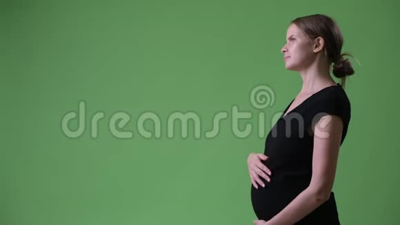 年轻美丽的怀孕女商人的形象视频的预览图