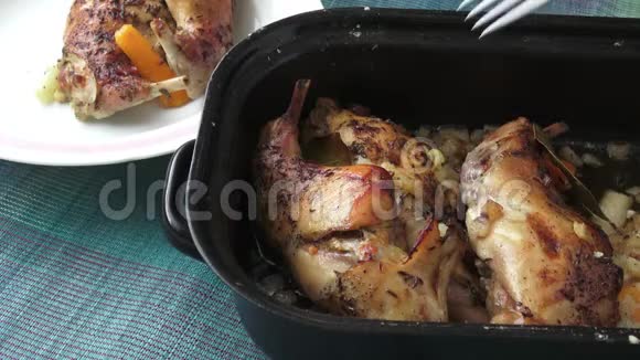 烤兔子腿食用肉调味兔视频的预览图