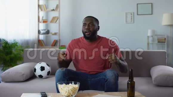 美国黑人男子观看体育比赛快乐的球迷胜利地尖叫视频的预览图