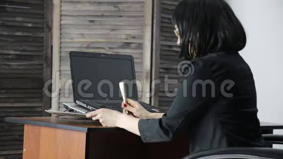 两个办公室女工的恋情工作关系和拉拉概念视频的预览图