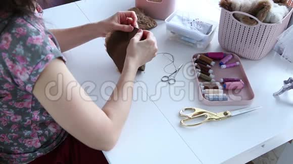 女人手创造出纺织产品玩具图案视频的预览图
